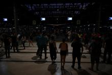 La gare Constitucion de Buenos Aires plongée dans le noir pendant une panne d'électricité, le 1er