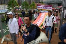 Des habitants participent à une manifestation à Tseung Kwan O contre un projet de terre-plein, le 26