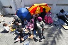 Des migrants rassemblés devant le siège de l'Organisation internationale pour les migrations, à