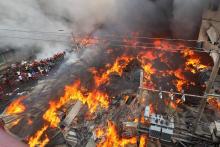 Des pompiers luttent contre un incendie dans un marché aux vêtements, le 4 avril 2023 à Dacca, au