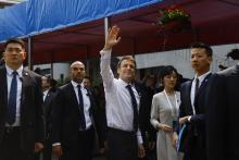 Le président français Emmanuel Macron (c) en visite à l'Université Sun Yat-sen, le 7 avril 2023 à