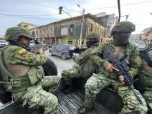 Des militaires équatoriens patrouillent dans les rues d'Esmeraldas, à la frontière avec la Colombie,