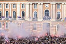 Les Toulousains, vainqueurs de la Coupe de France, célèbrent leur triomphe avec leurs supporters, le