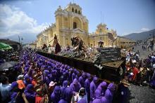 Des fidèles catholiques participent à la procession de Jésus de l'Humilité, le 6 avril 2023 à