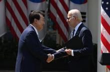 Le président américain Joe Biden (d) et son homologue sud-coréen Yoon Suk Yeol à la Maison Blanche,