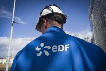Un agent d'EDF devant la centrale nucléaire de Saint-Laurent-des-Eaux, à Saint-Laurent-Nouan, le 30